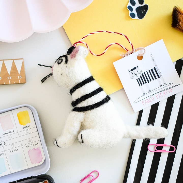 F93 - Pablo Picatso Art Cat Felt Decoration