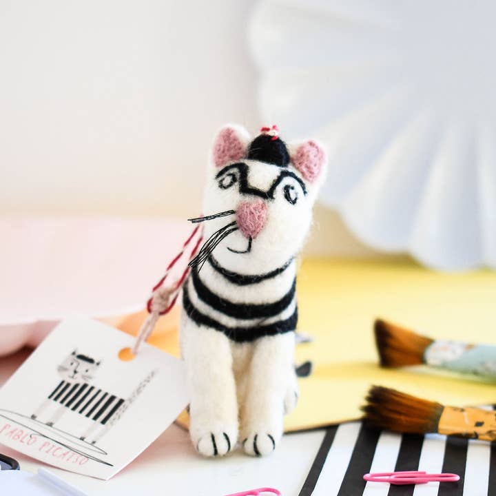 F93 - Pablo Picatso Art Cat Felt Decoration